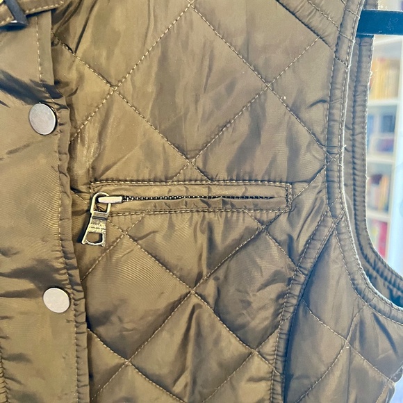 Banana Republic Women's Puffer Vest - Picture 5 of 10